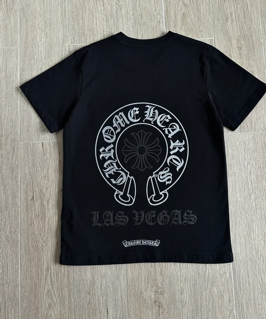 Спинка черной футболки Chrome Hearts с принтом Las Vegas Horseshoe