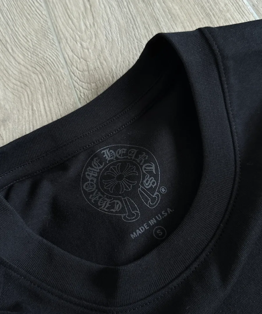 Внутренний ярлык на горловине футболки Chrome Hearts