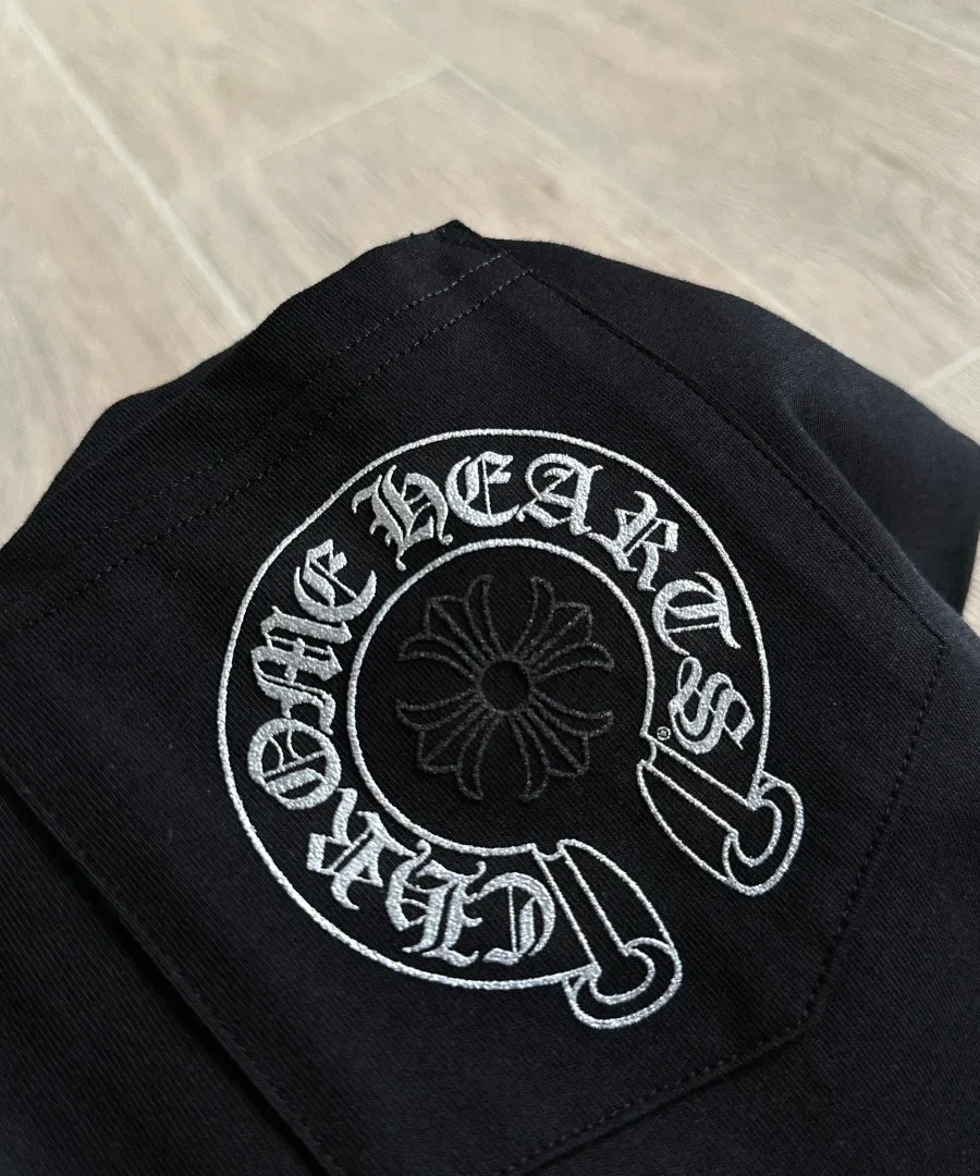 Вид со спины черной футболки Chrome Hearts