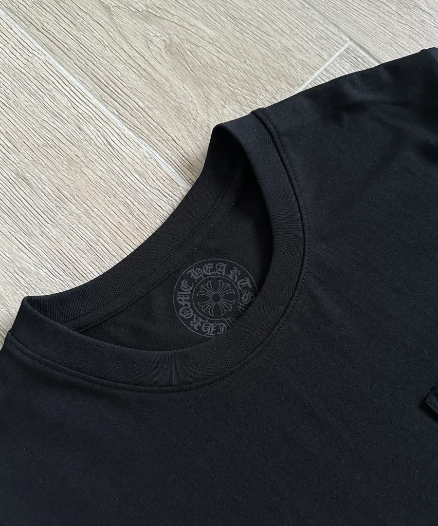 Горловина и нагрудный карман футболки Chrome Hearts