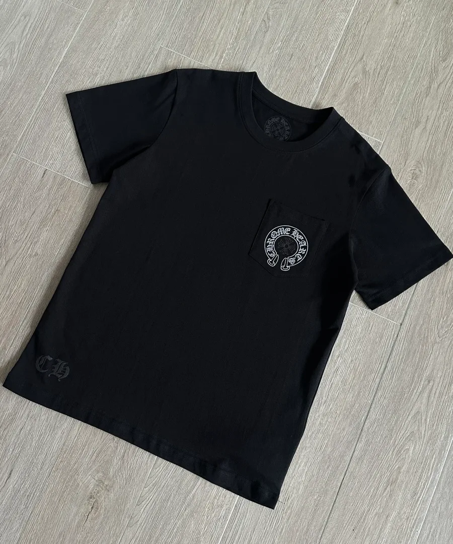 Черная футболка Chrome Hearts, вид спереди под углом