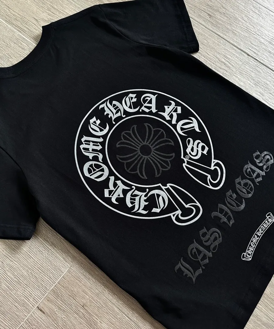 Крупный план принта Las Vegas Horseshoe на спине футболки Chrome Hearts