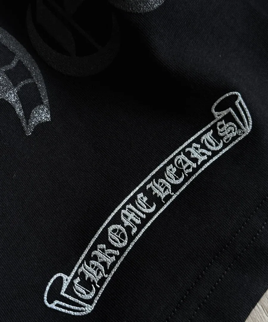 Деталь принта Chrome Hearts на футболке