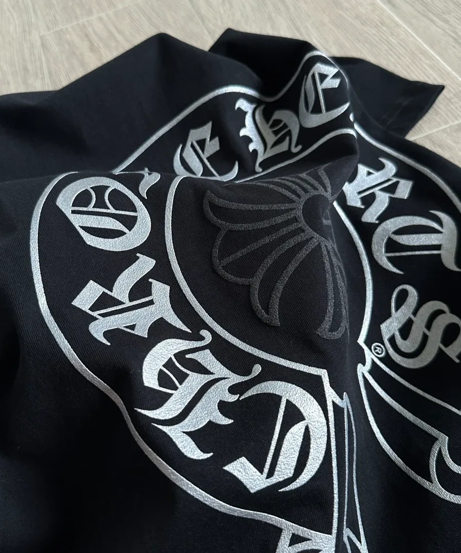 Крупный план фирменного принта-подковы Chrome Hearts