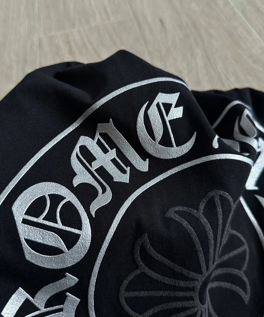 Крупный план серебристого логотипа Chrome Hearts