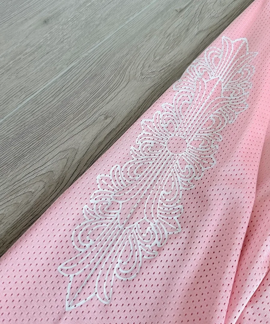 Узор с крестами на боковой части розовых штанов Chrome Hearts
