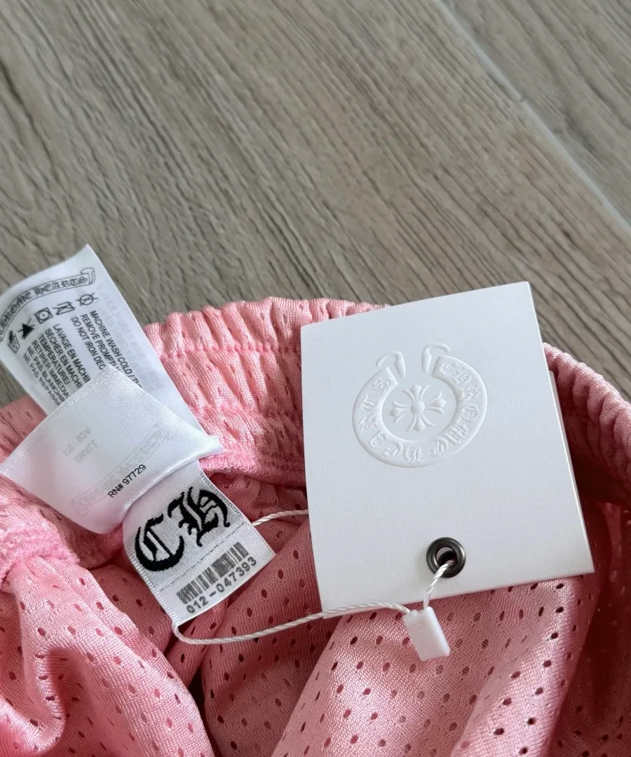 Внутренние бирки и ярлыки на розовых штанах Chrome Hearts