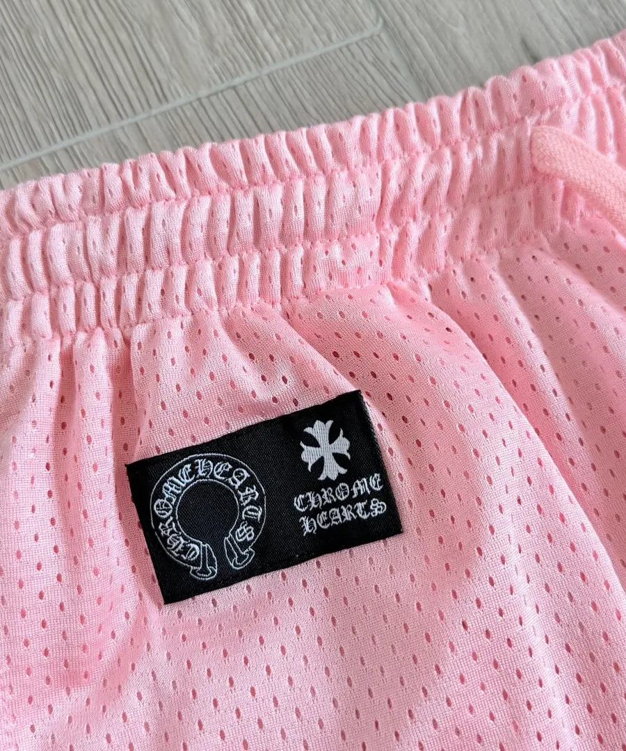 Фирменная нашивка Chrome Hearts на поясе спортивных штанов