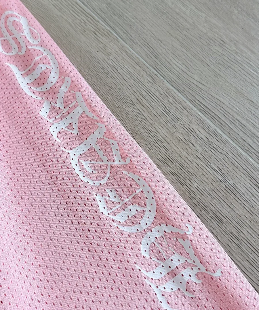 Принт с готическим логотипом Chrome Hearts на штанине