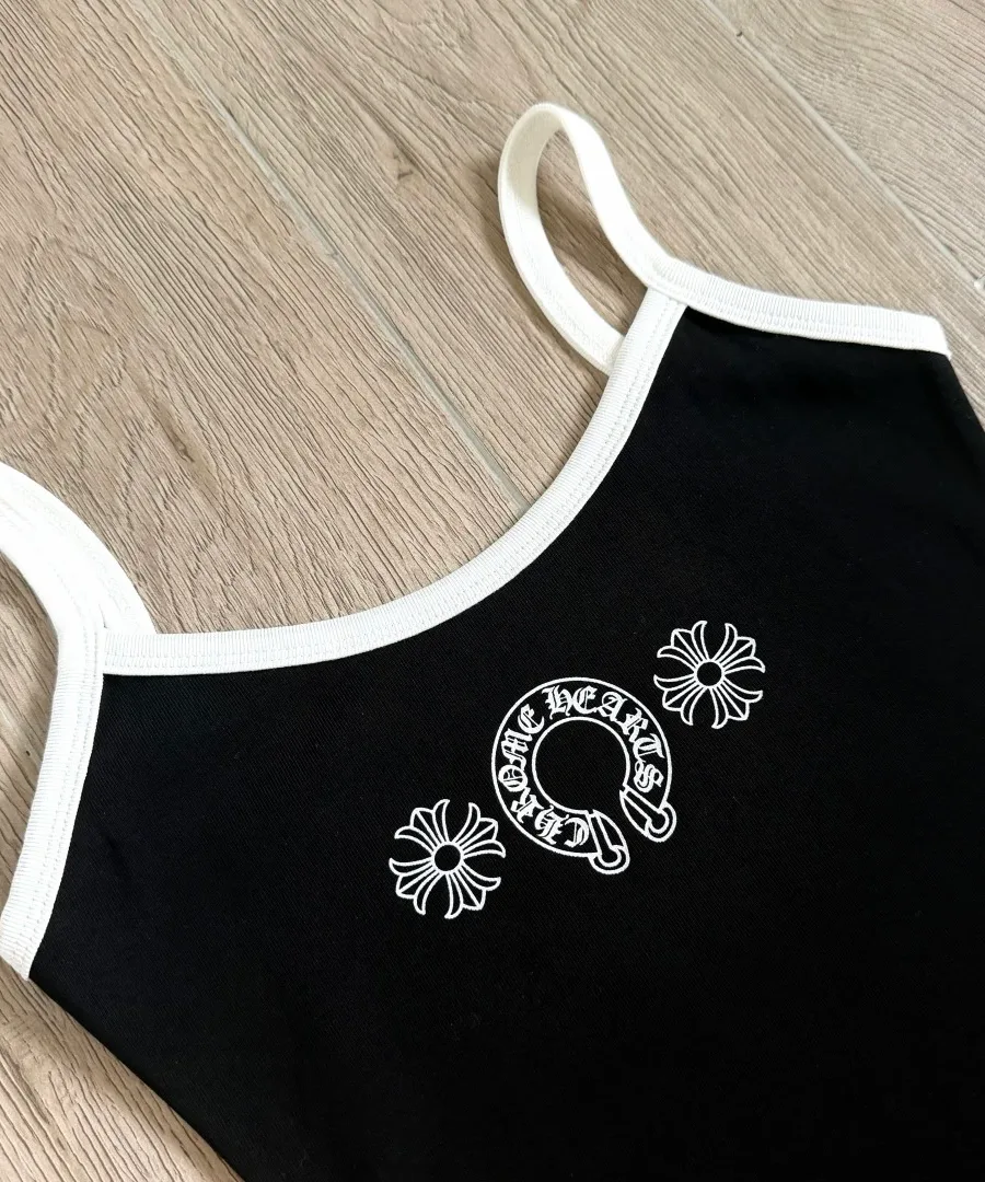 Принт с подковой на груди черного топа Chrome Hearts