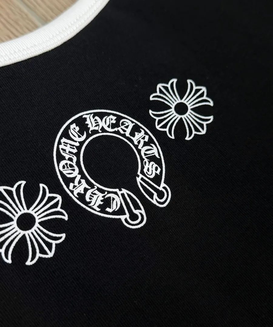 Деталь фирменного принта Chrome Hearts на топе