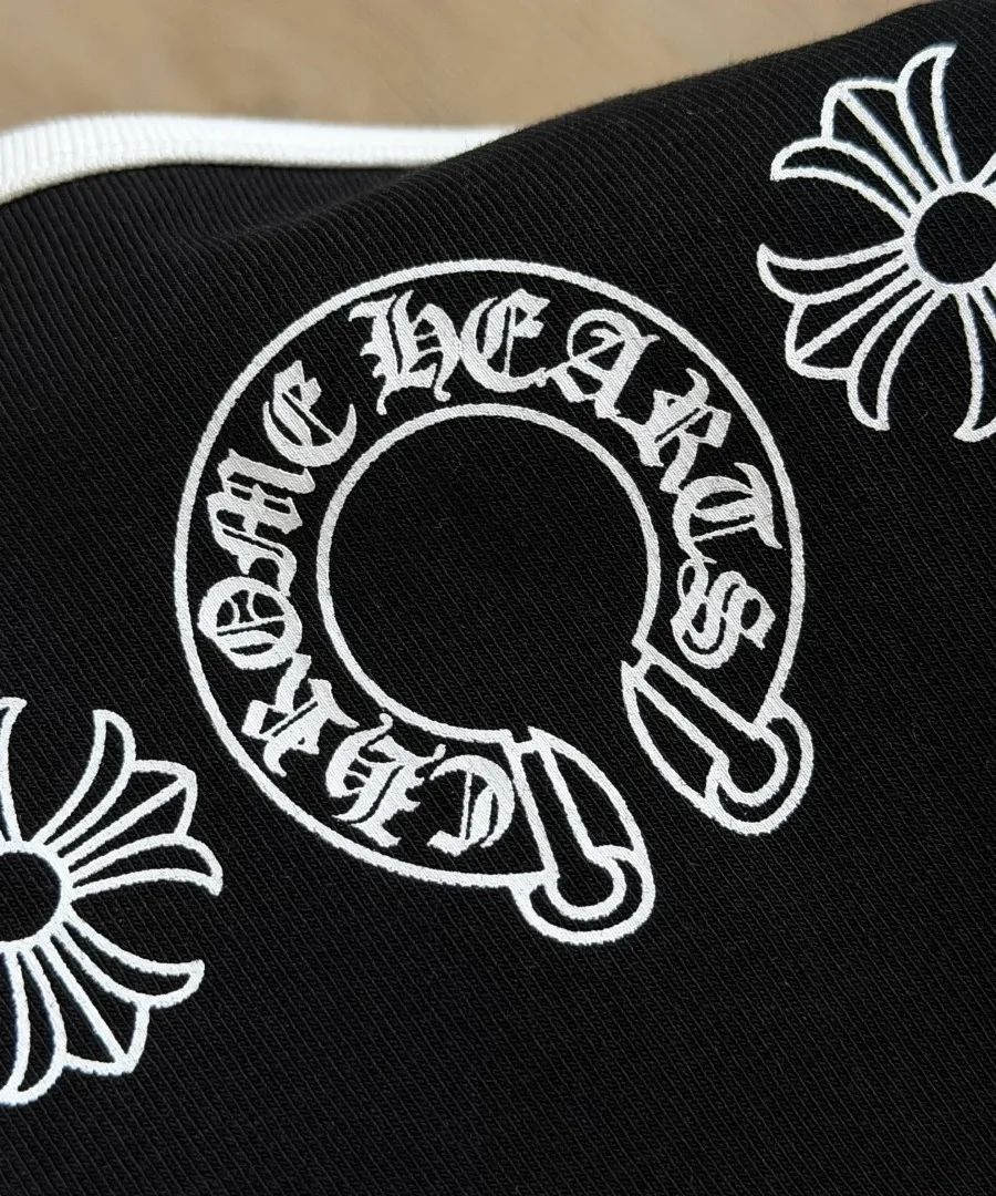 Крупный план принта с подковой и цветами Chrome Hearts