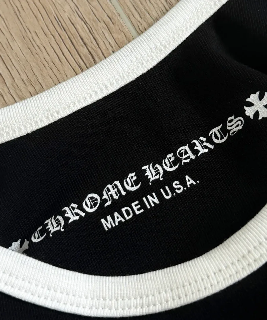 Логотип Chrome Hearts на внутренней стороне горловины