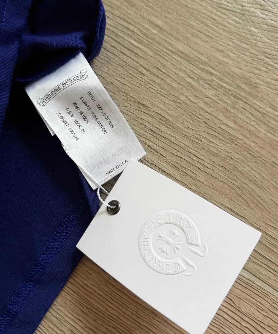 Ярлык с составом 100% хлопок на футболке Chrome Hearts