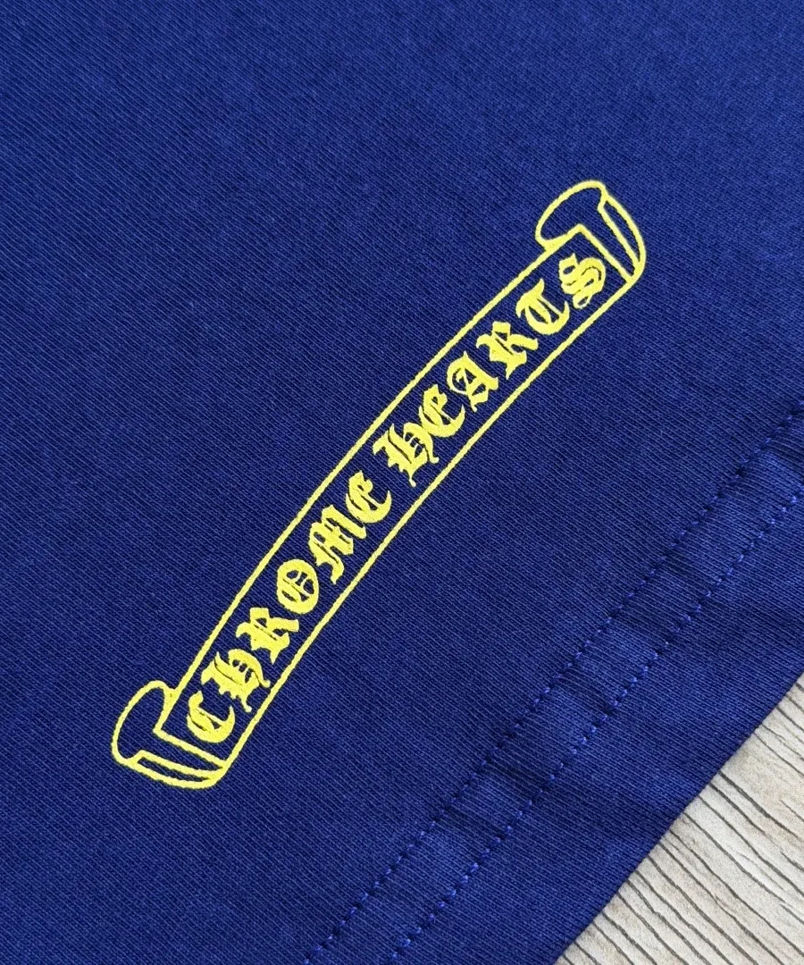 Деталь текстового принта Chrome Hearts
