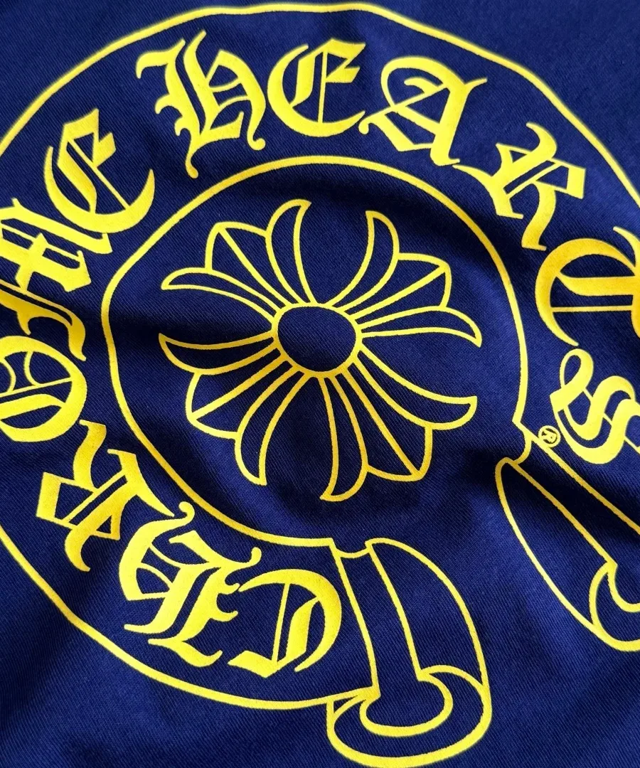 Фирменный принт Chrome Hearts с подковой и крестом