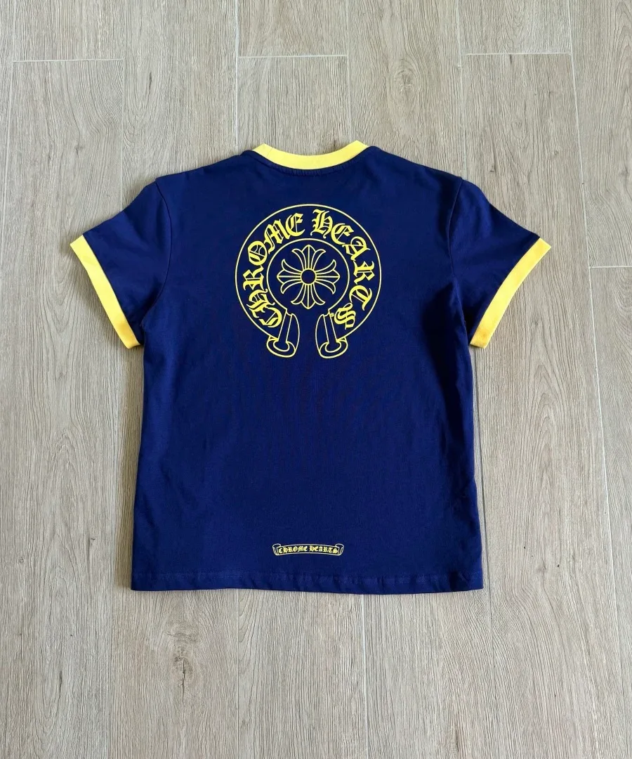 Женская футболка Chrome Hearts с принтом подковы на спине, вид сзади