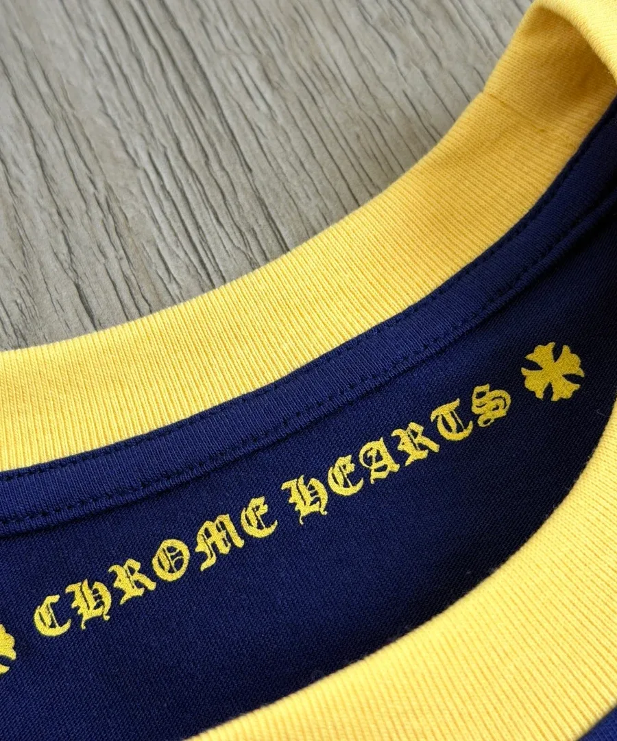 Крупный план горловины футболки Chrome Hearts