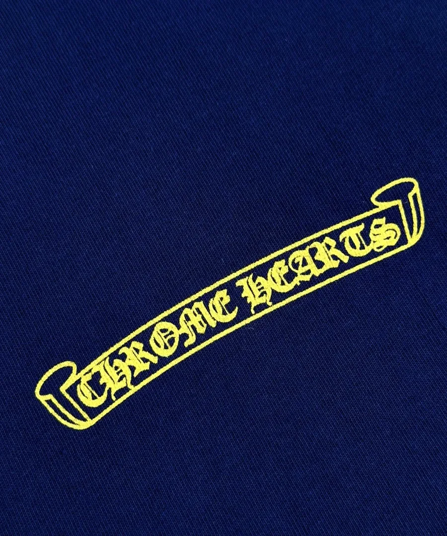 Принт-баннер Chrome Hearts на груди футболки