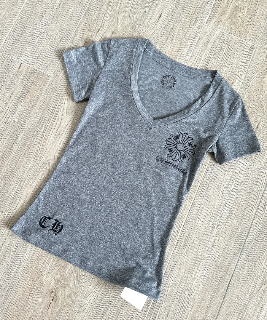 Серая футболка Chrome Hearts с V-образным вырезом, ракурс