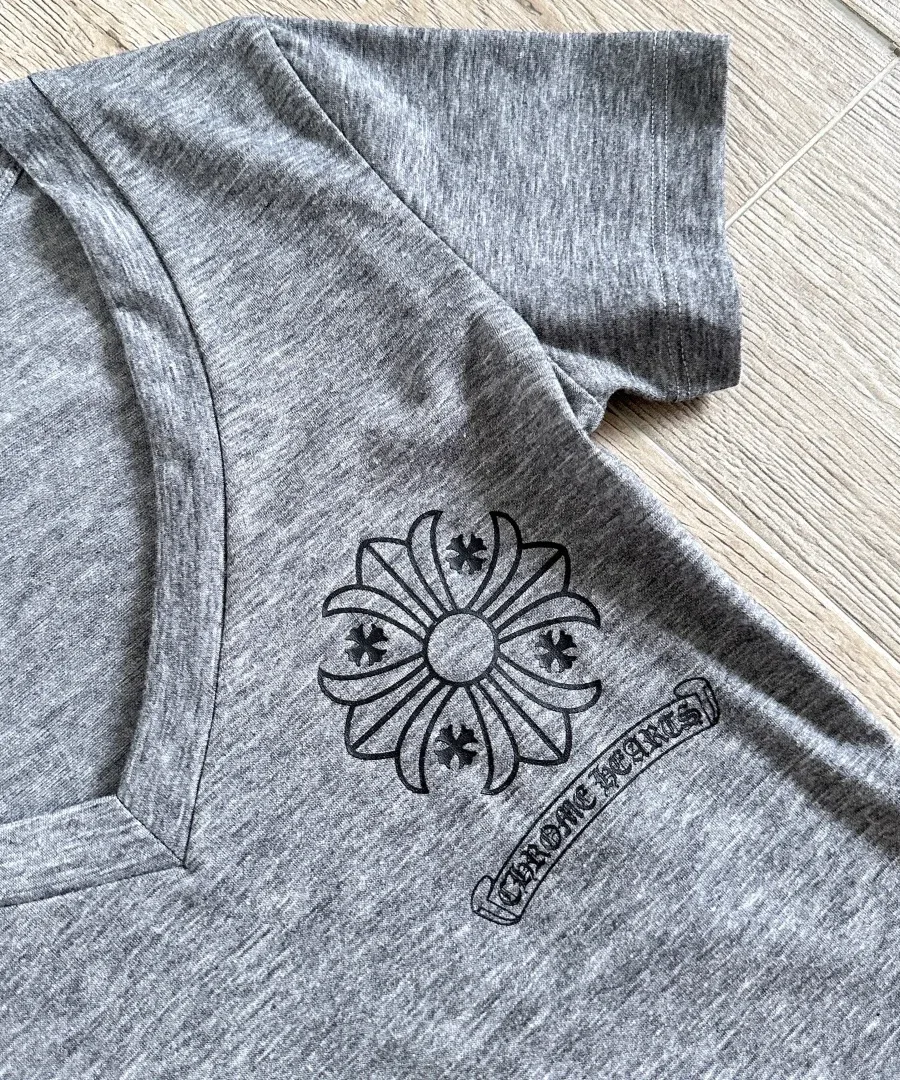 V-образный вырез и принт на груди футболки Chrome Hearts