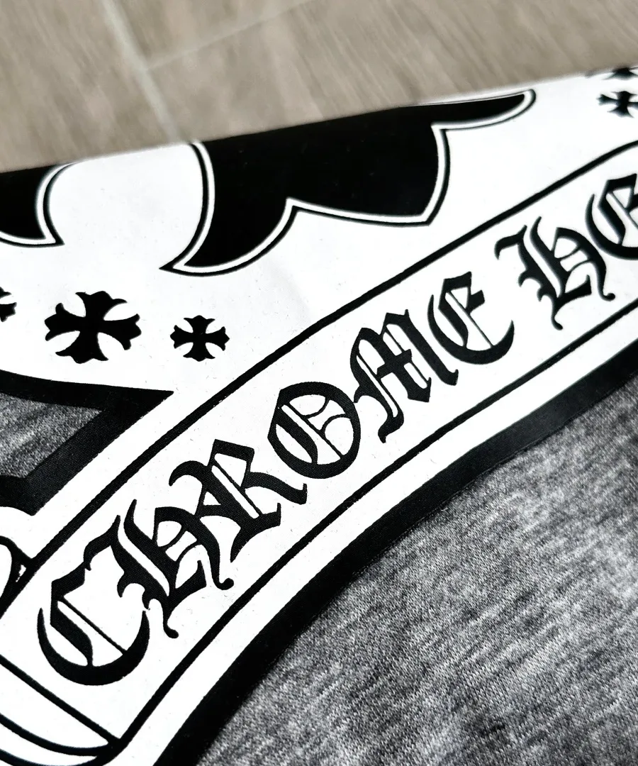 Деталь принта Chrome Hearts на спине