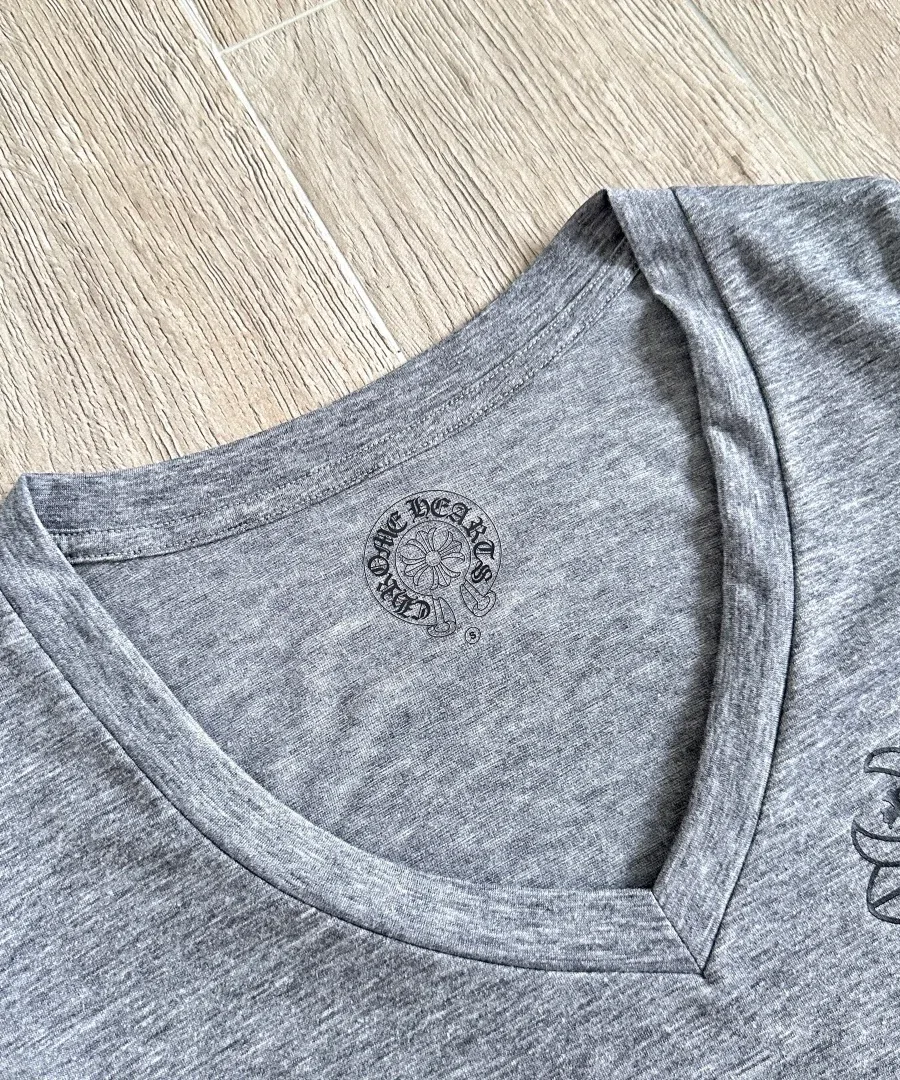 Внутренний принт с логотипом на горловине футболки Chrome Hearts