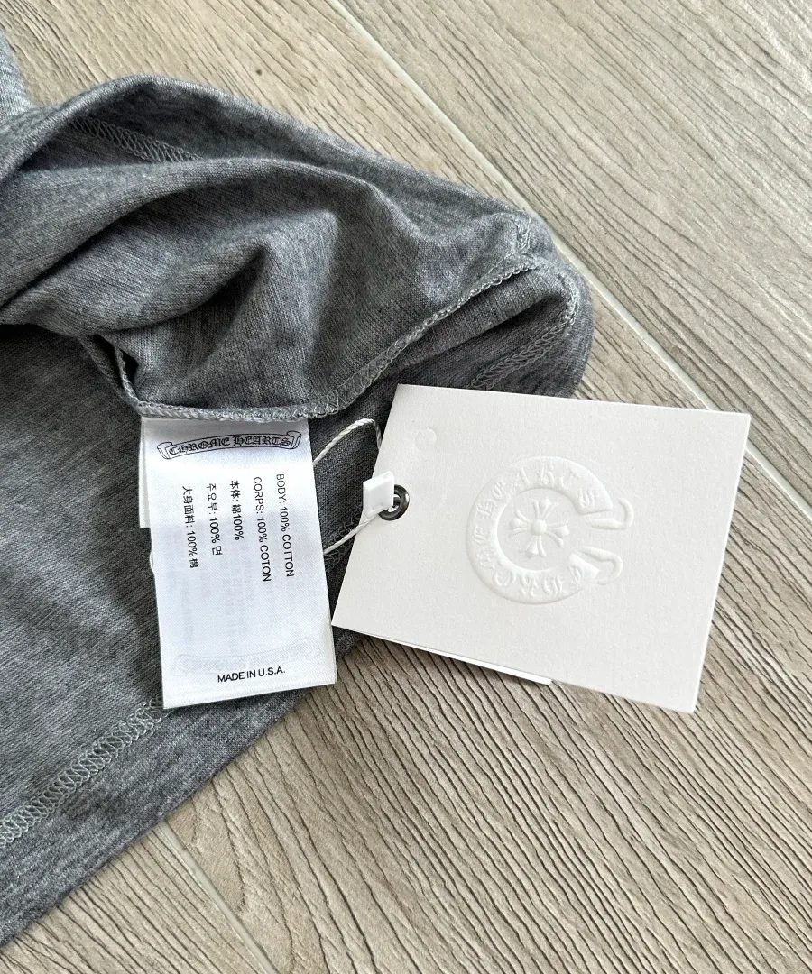 Ярлык с составом 100% хлопок и бирка футболки Chrome Hearts