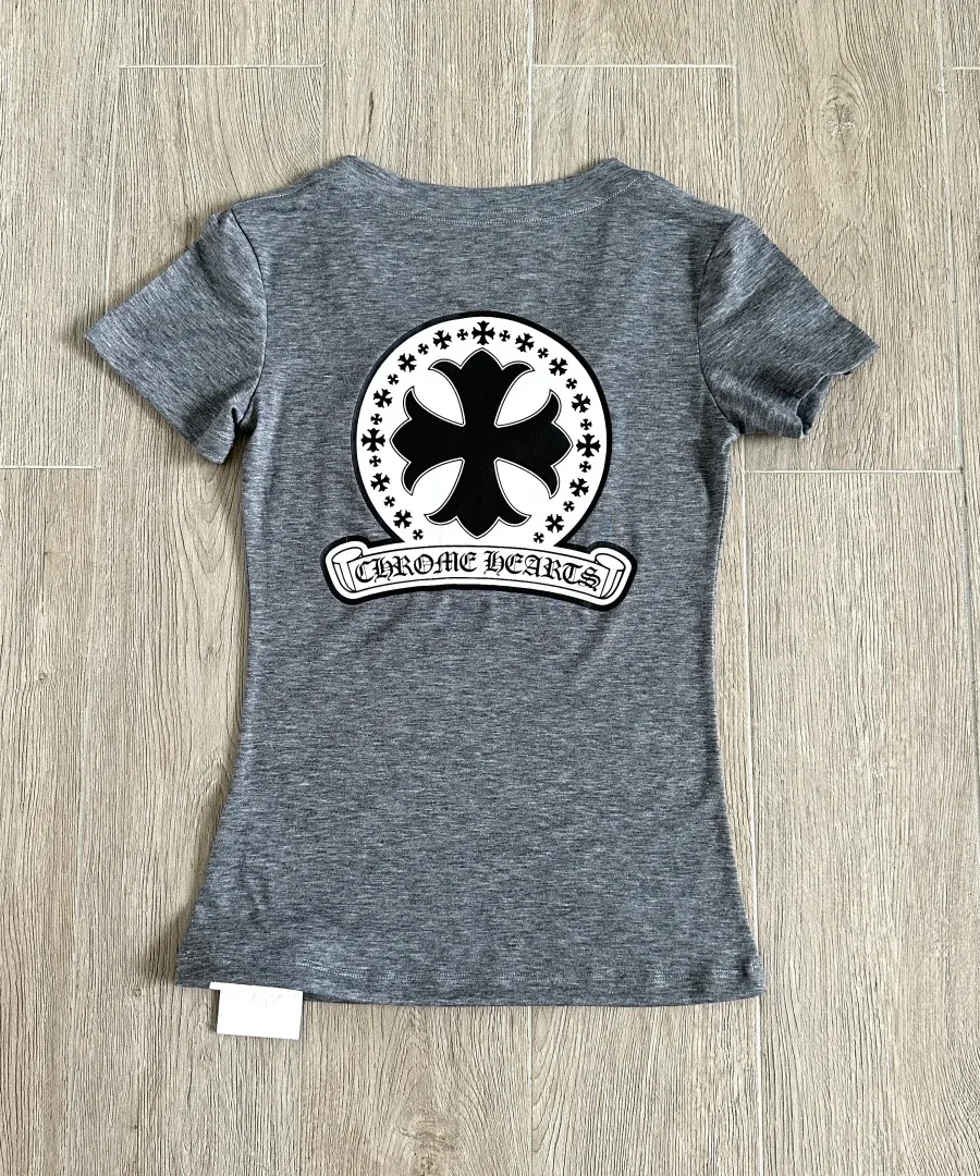 Серая женская футболка Chrome Hearts, вид сзади с принтом креста