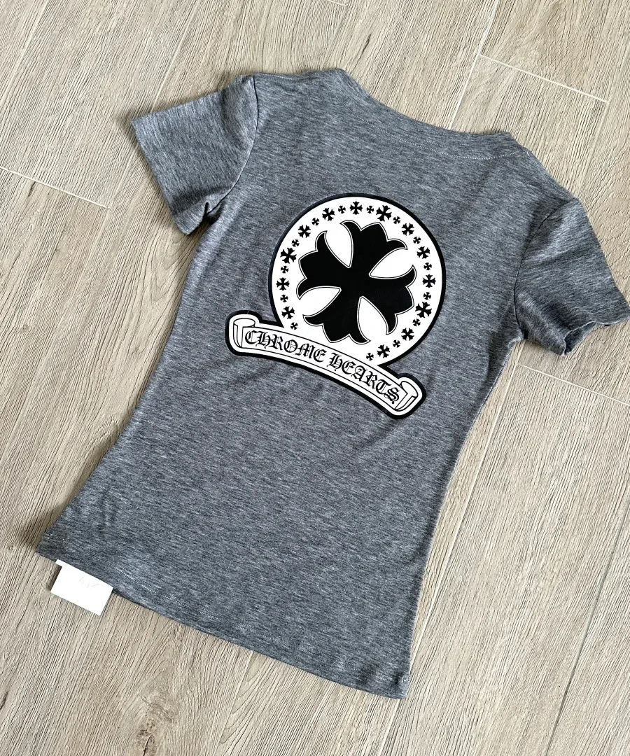 Серая футболка Chrome Hearts с принтом на спине, ракурс