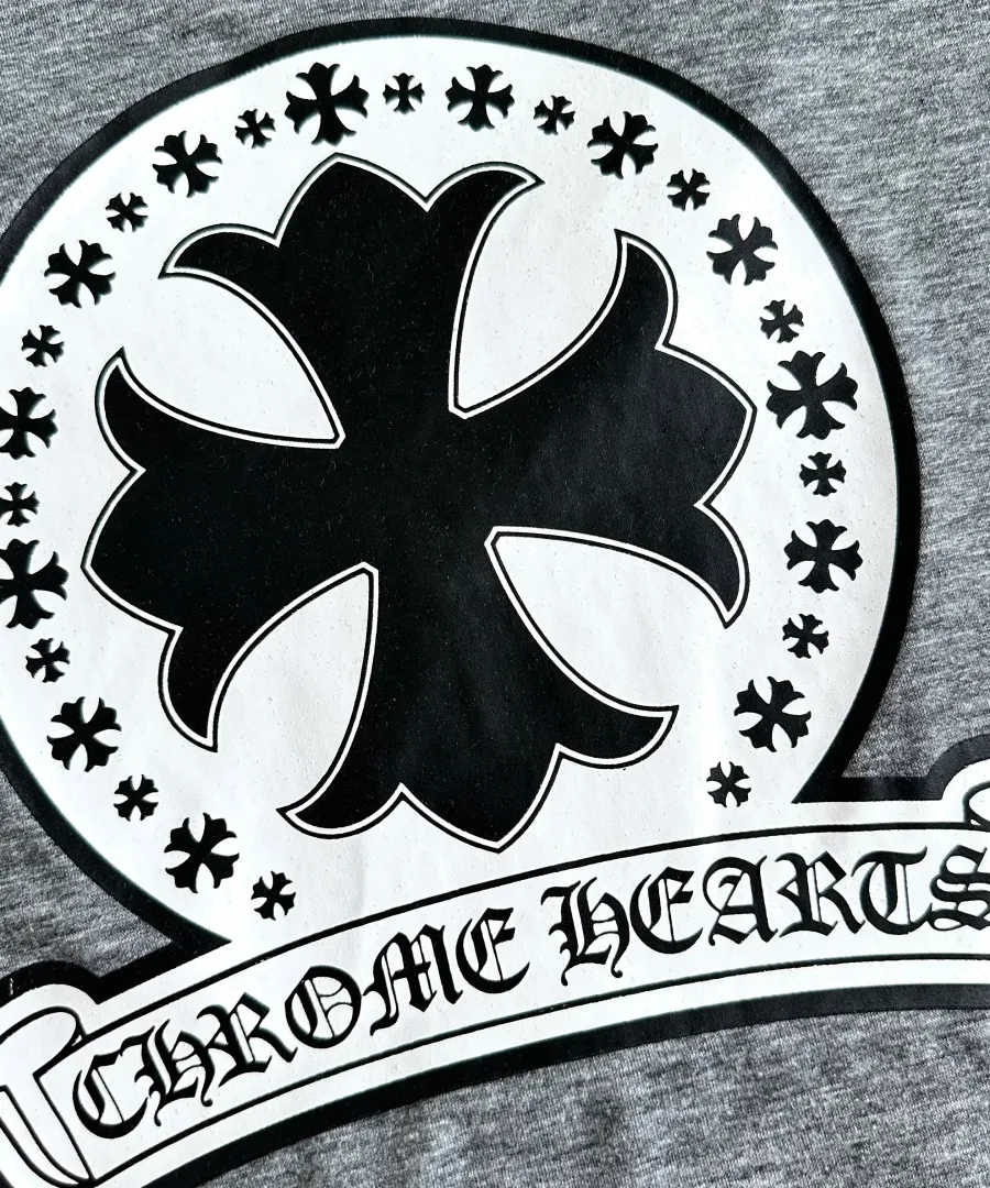 Крупный план принта с крестом и свитком Chrome Hearts на спине футболки