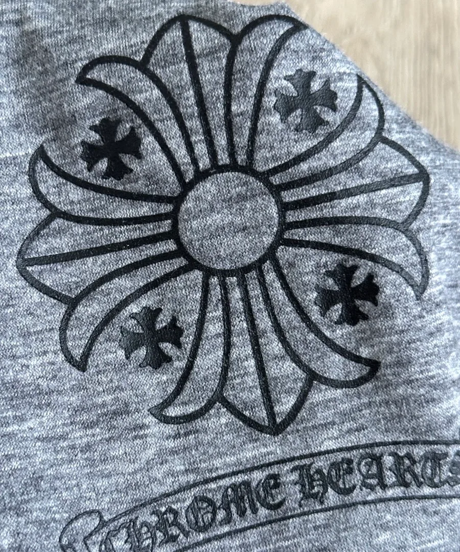 Принт в виде цветочного креста на груди серой футболки Chrome Hearts