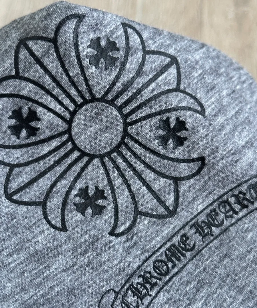 Деталь принта с логотипом Chrome Hearts на груди