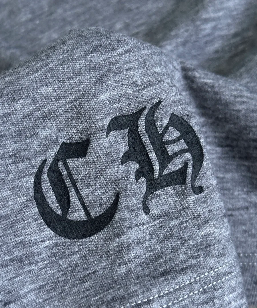 Принт с монограммой CH на нижней части футболки Chrome Hearts