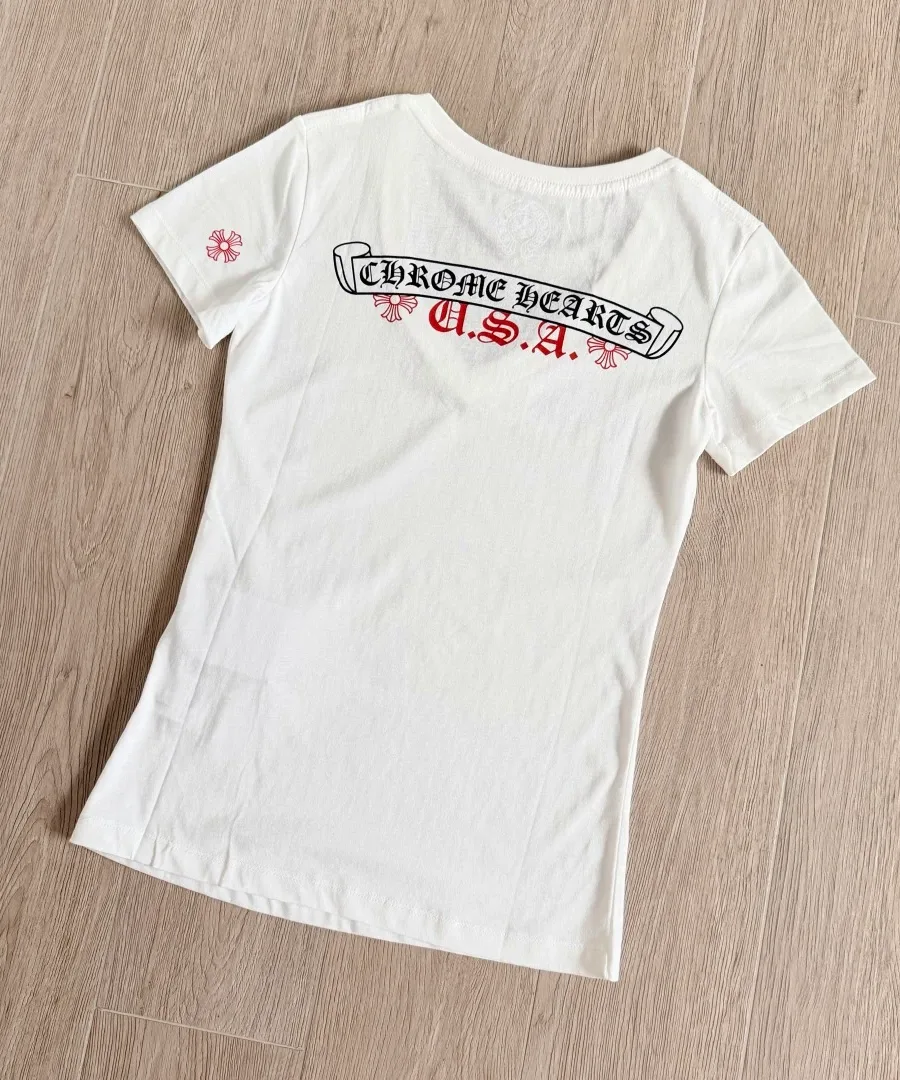Белая женская футболка Chrome Hearts, вид сзади под углом