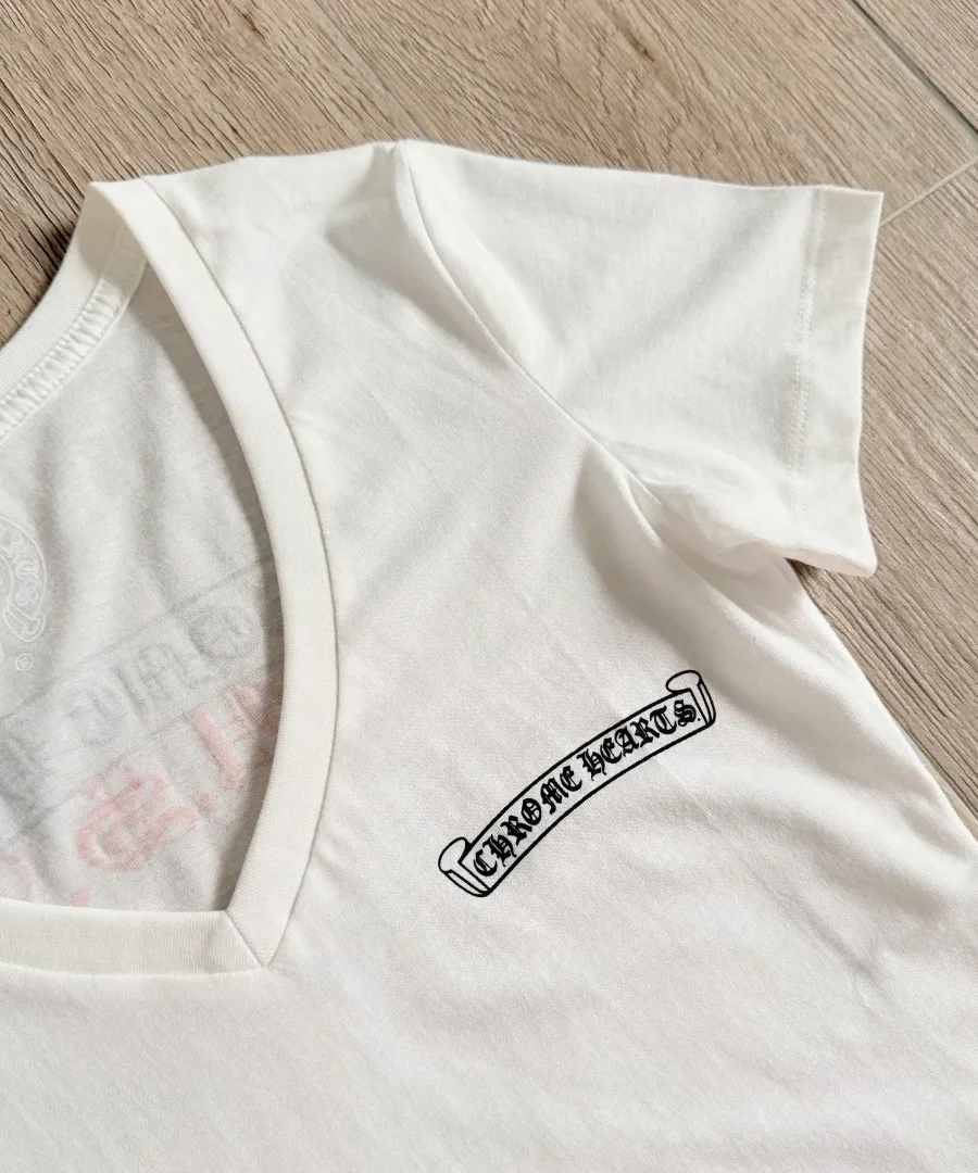 V-образный вырез и логотип на груди белой футболки Chrome Hearts