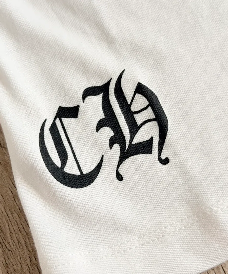 Готический логотип CH внизу белой футболки Chrome Hearts