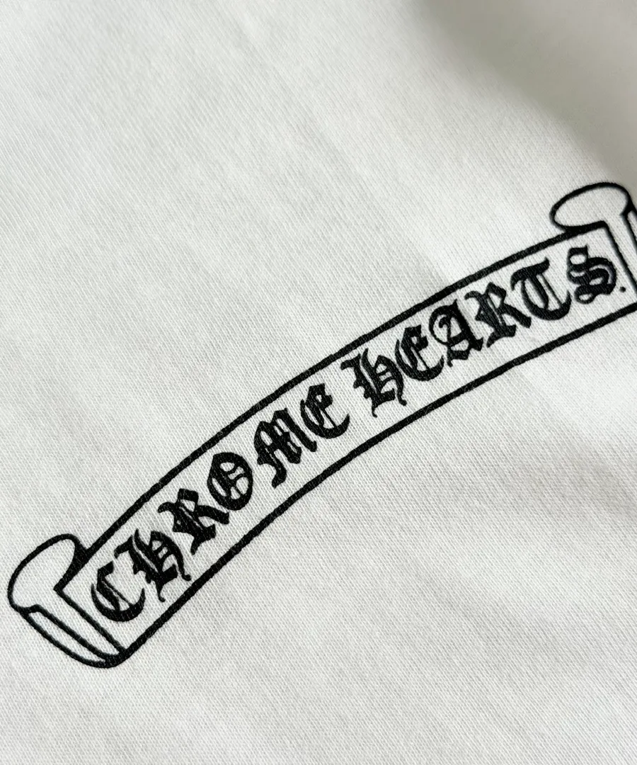 Принт-логотип Chrome Hearts на груди белой футболки