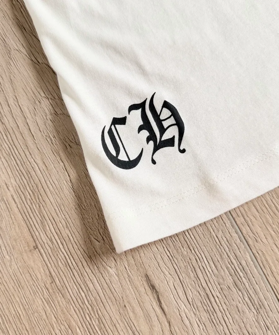 Вышивка CH на нижней части белой футболки Chrome Hearts