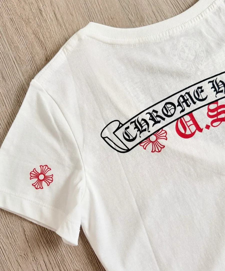 Принт Chrome Hearts U.S.A. на спине белой футболки