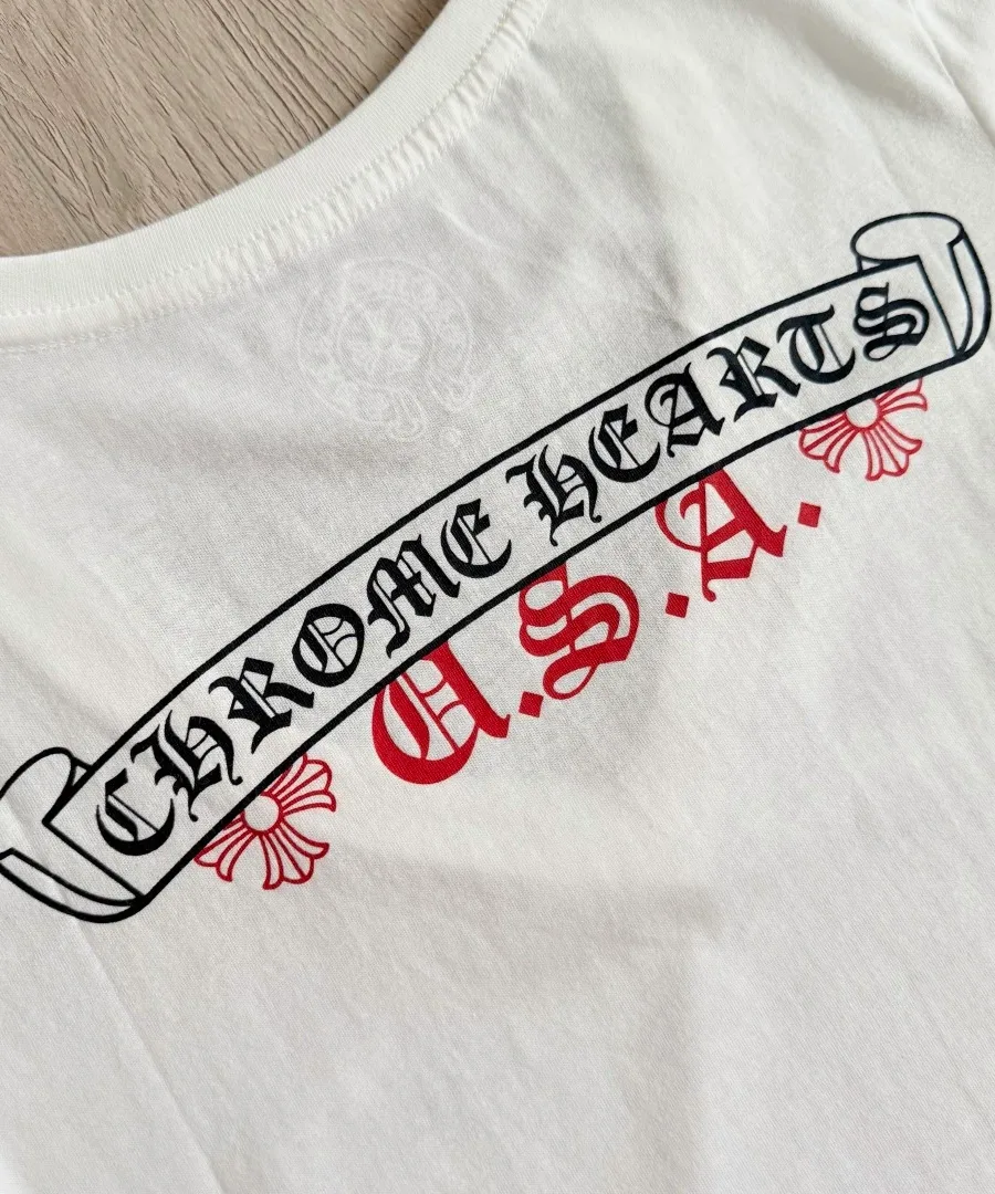 Деталь принта на спине белой футболки Chrome Hearts