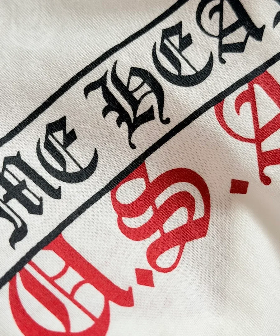 Крупный план принта Chrome Hearts U.S.A. на белой футболке