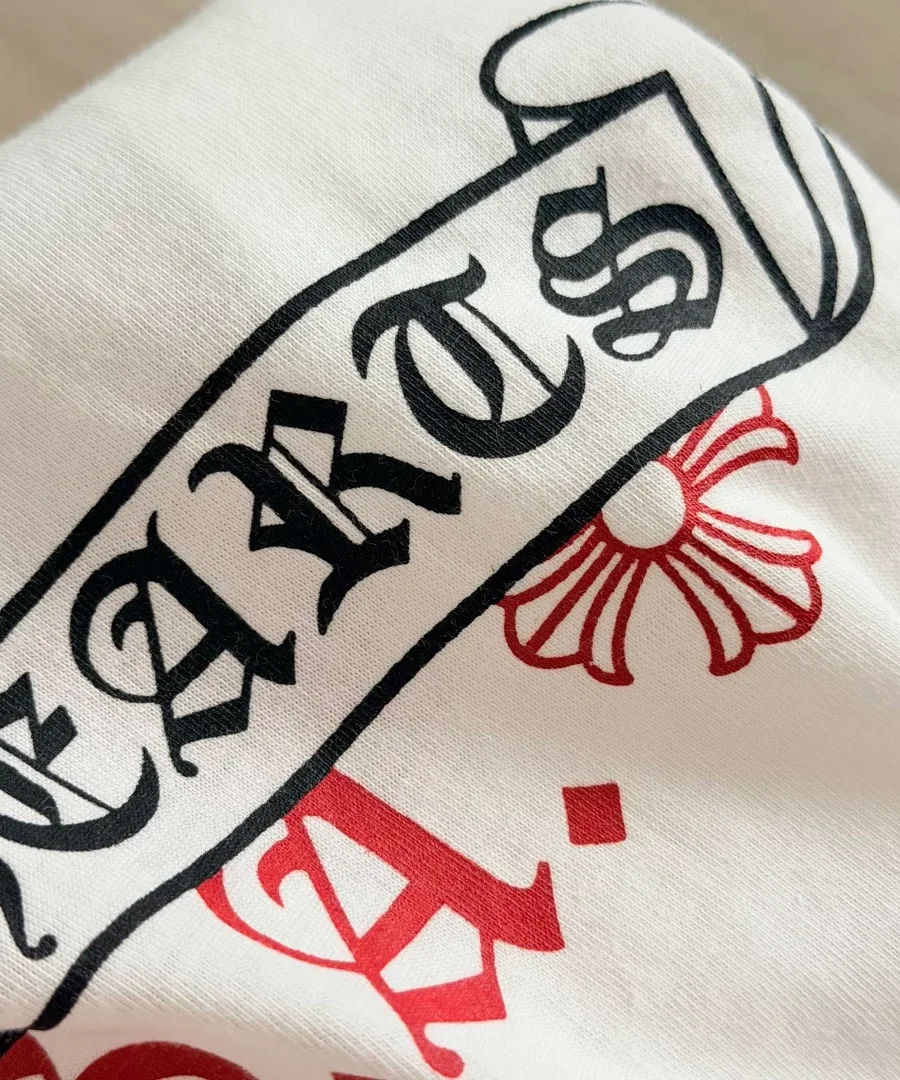 Текстура ткани и принт на белой футболке Chrome Hearts
