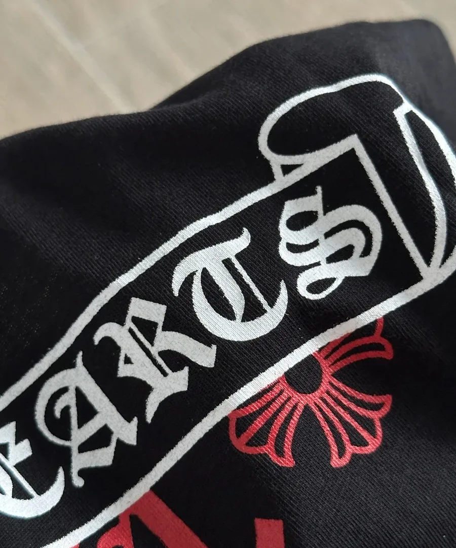 Текстура ткани и принт на чёрной футболке Chrome Hearts