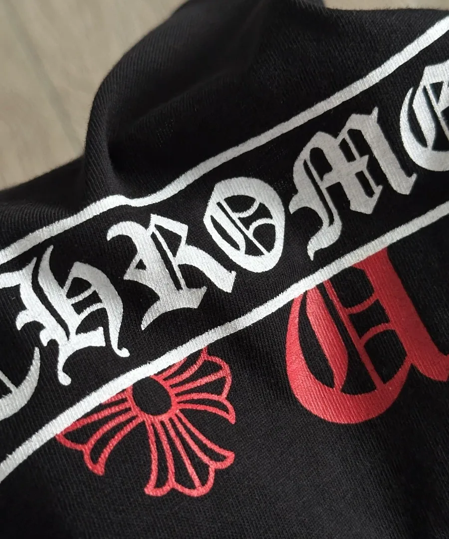 Деталь принта Chrome Hearts на чёрной футболке