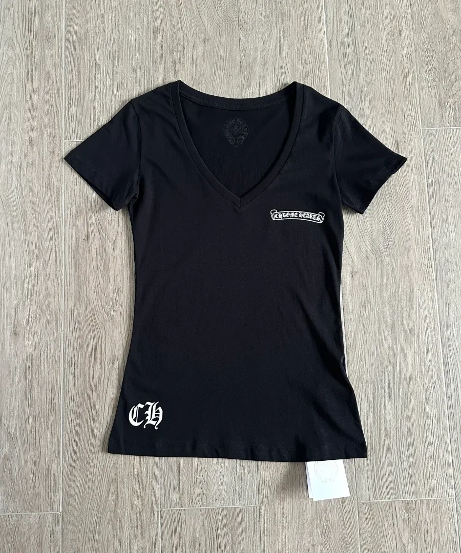 Женская футболка Chrome Hearts чёрного цвета с V-образным вырезом, вид спереди