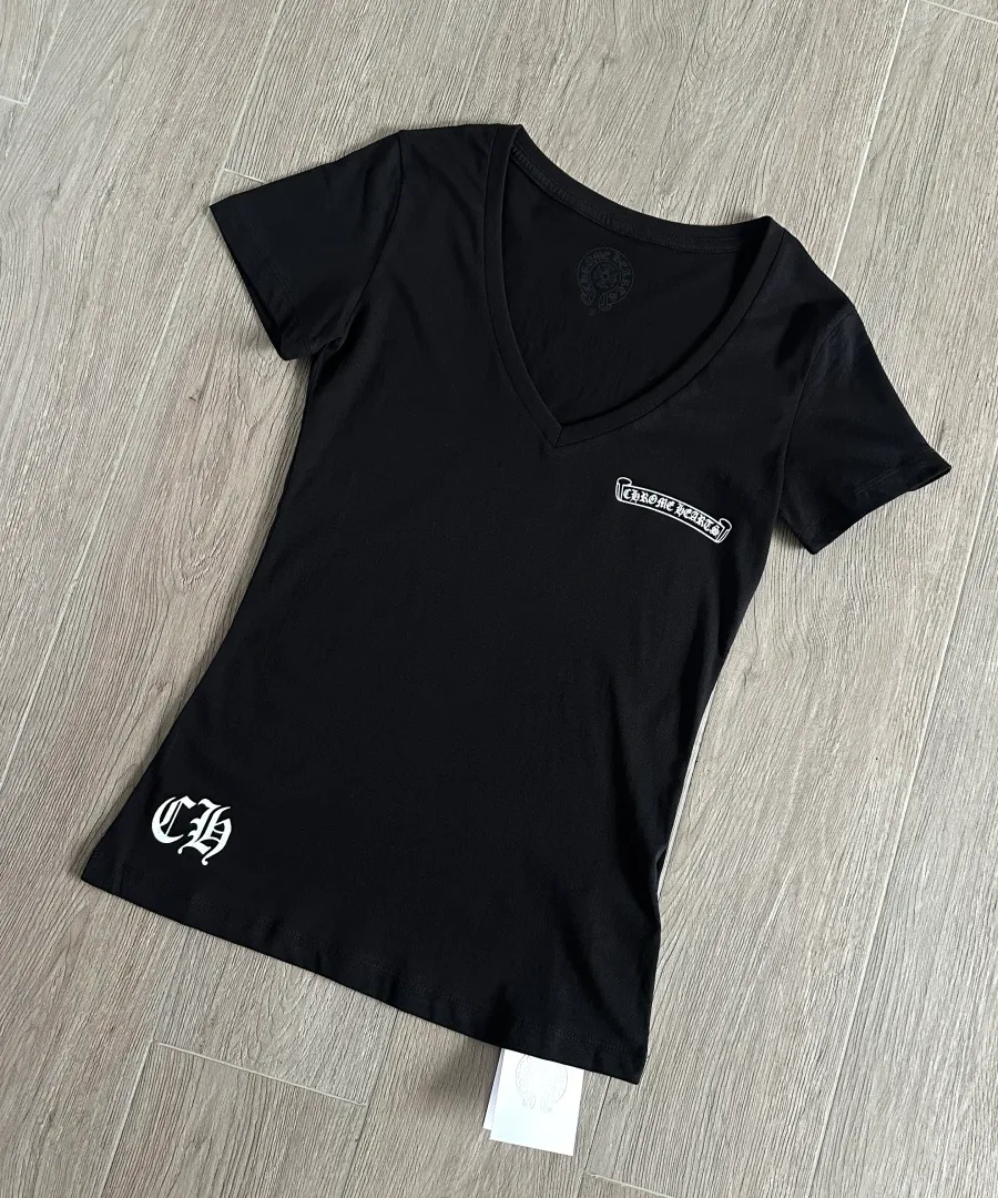Чёрная женская футболка Chrome Hearts с V-образным вырезом, вид спереди под углом