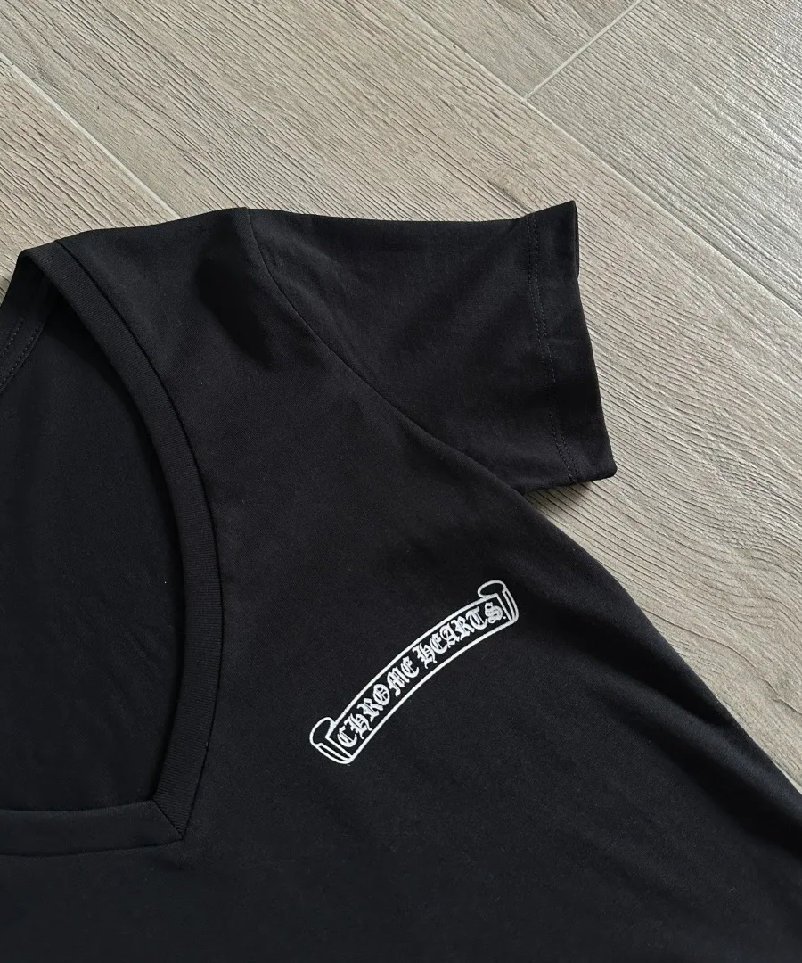 Деталь V-образного выреза чёрной футболки Chrome Hearts