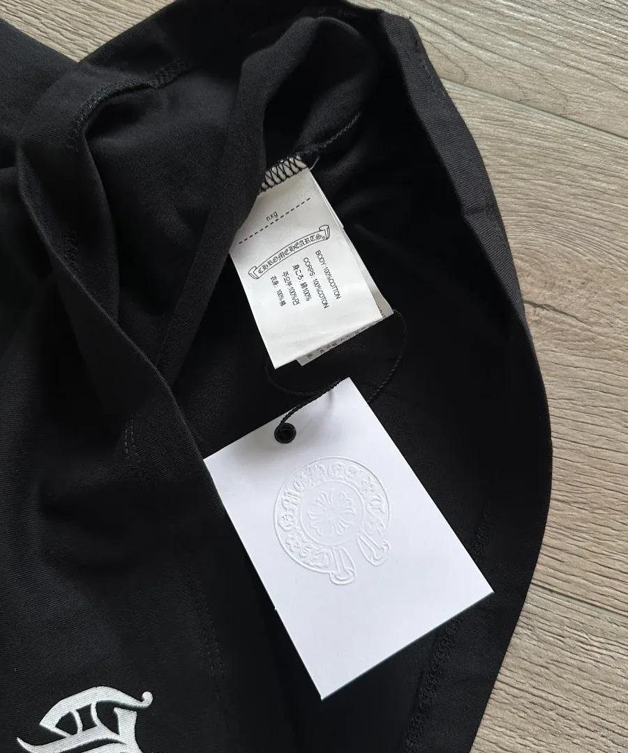 Внутренние бирки чёрной футболки Chrome Hearts