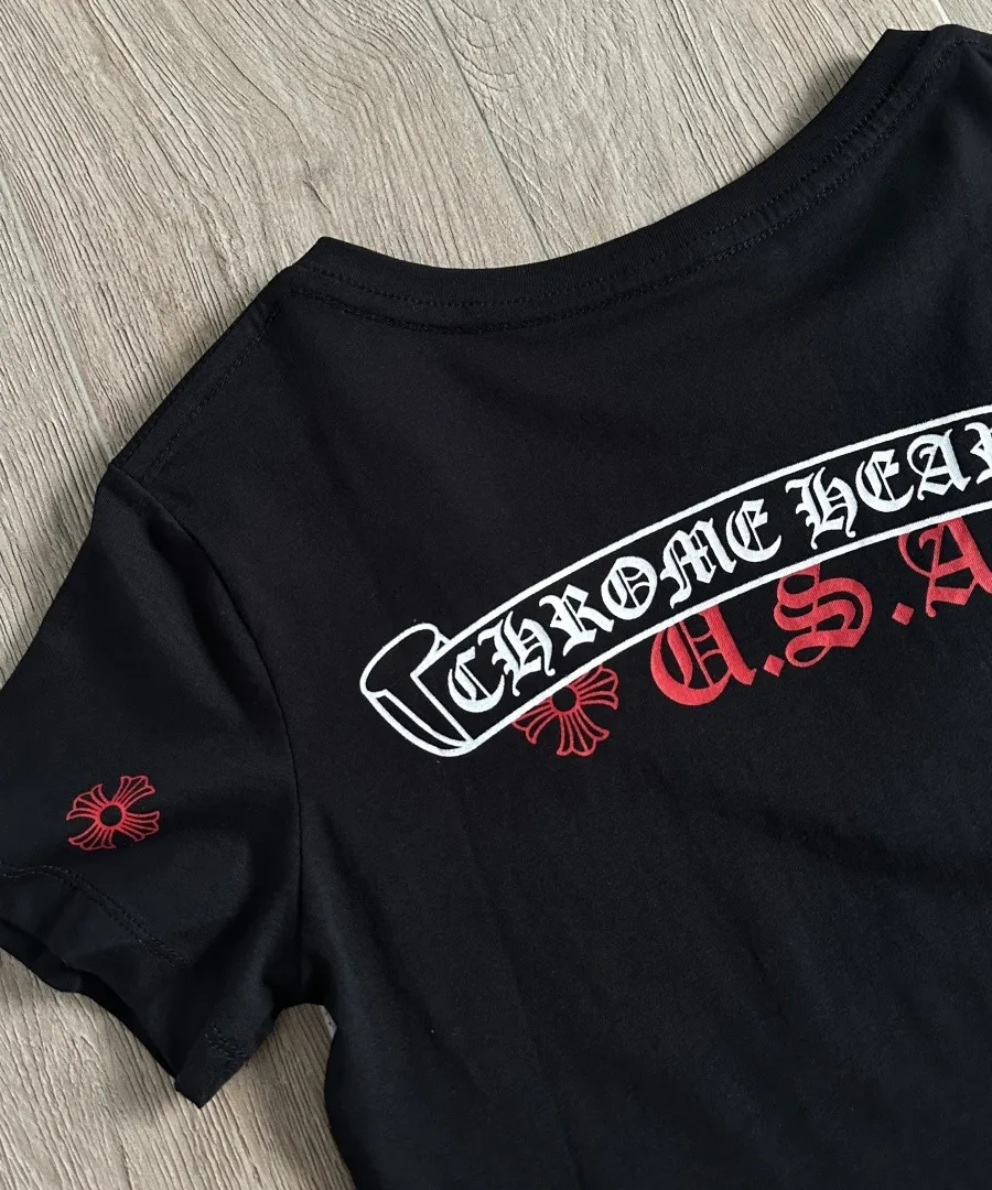 Принт Chrome Hearts U.S.A. на спине чёрной футболки